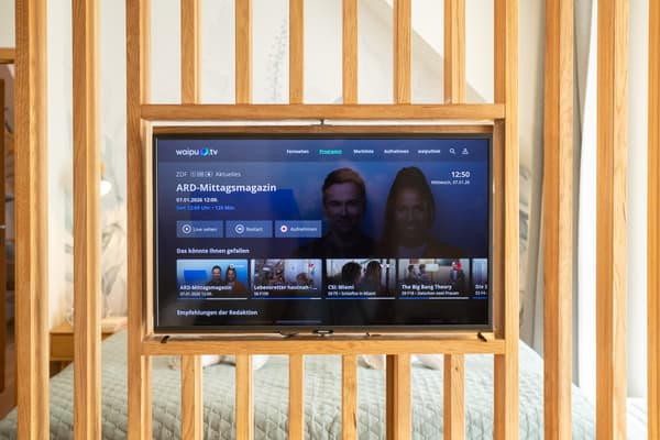 Schwenkbarer Fernseher zwischen Schlafbereich und Essbereich
