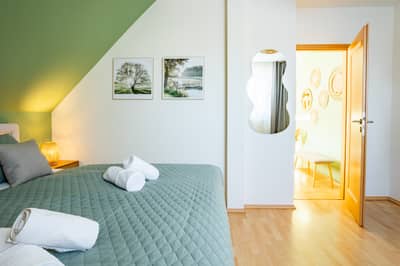 Blick ins gemütliche Schlafzimmer