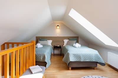 Schlafzimmer mit getrennten Betten