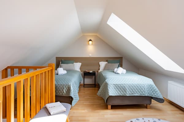 Schlafzimmer mit getrennten Betten