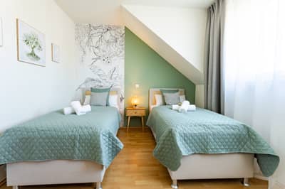 Schlafzimmer mit getrennten Betten