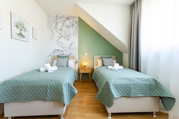 Schlafzimmer mit getrennten Betten