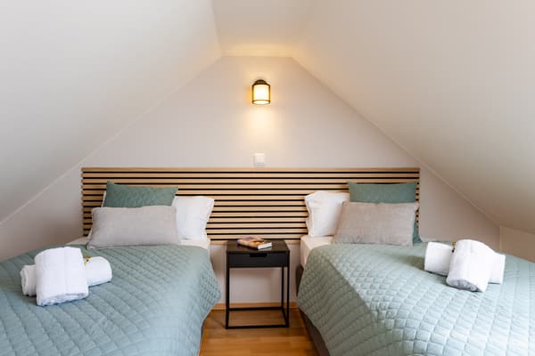 Schlafzimmer mit getrennten Betten