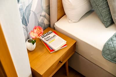 Nachttisch neben den Boxspringbetten