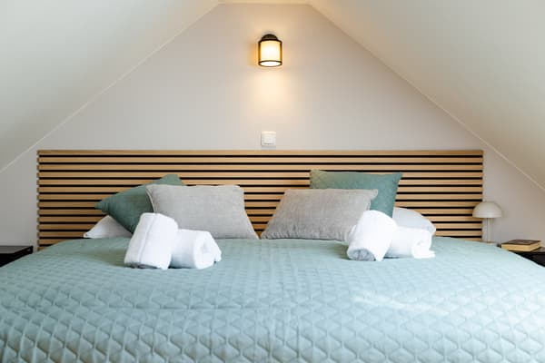 2. Schlafzimmer mit moderner Akustikpaneele