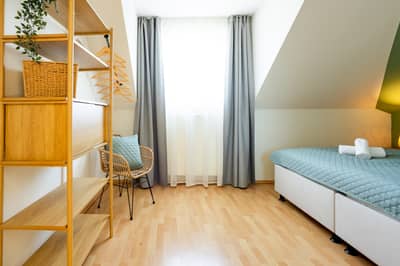 Blick ins gemütliche Schlafzimmer