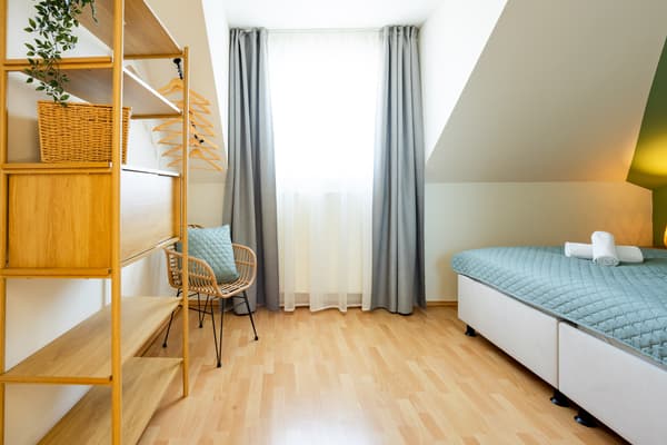 Blick ins gemütliche Schlafzimmer
