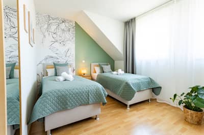 Schlafzimmer mit getrennten Betten