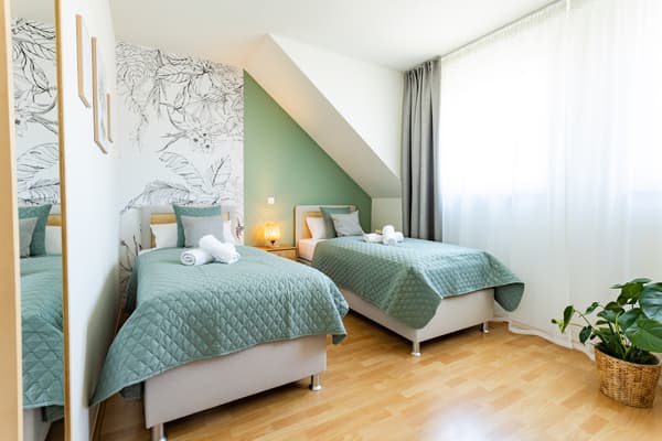 Schlafzimmer mit getrennten Betten