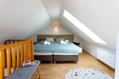 2. Schlafzimmer mit moderner Akustikpaneele 