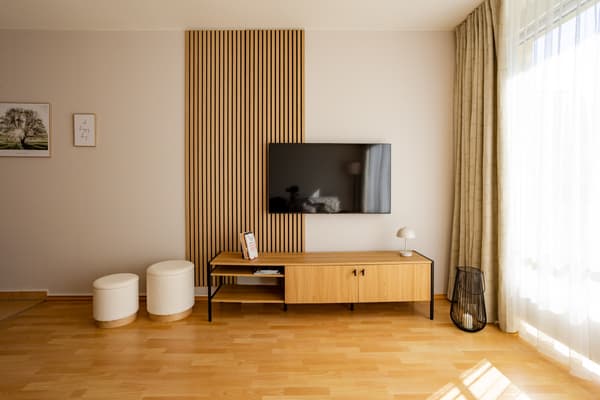 Modern TV Wand mit integrierten Smart-TV