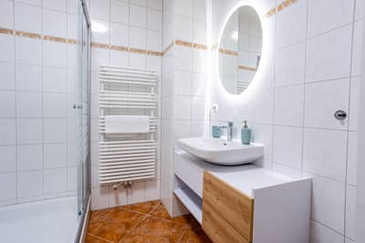 Modern eingerichtetes Badezimmer