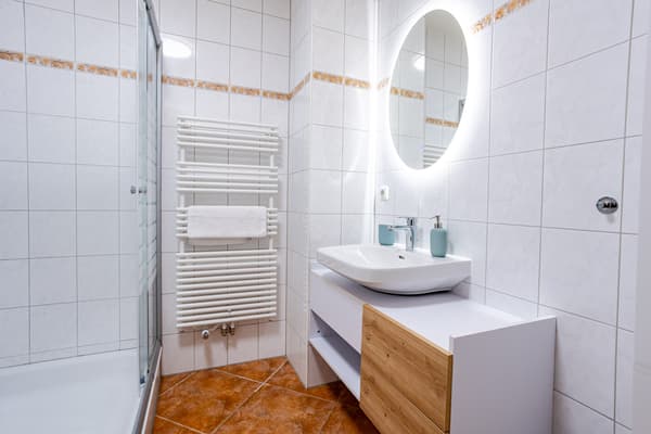 Modern eingerichtetes Badezimmer