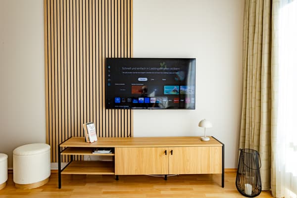 Modern TV Wand mit integrierten Smart-TV